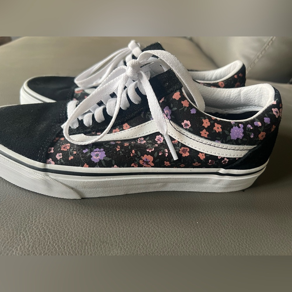 Vans. NWO tag. Never worn. Black/floral super cute